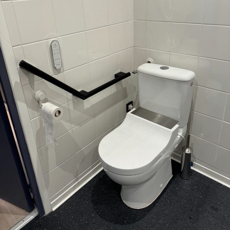 Toilettes nécessitant des aménagements pour faciliter les transferts et sécuriser leur utilisation.